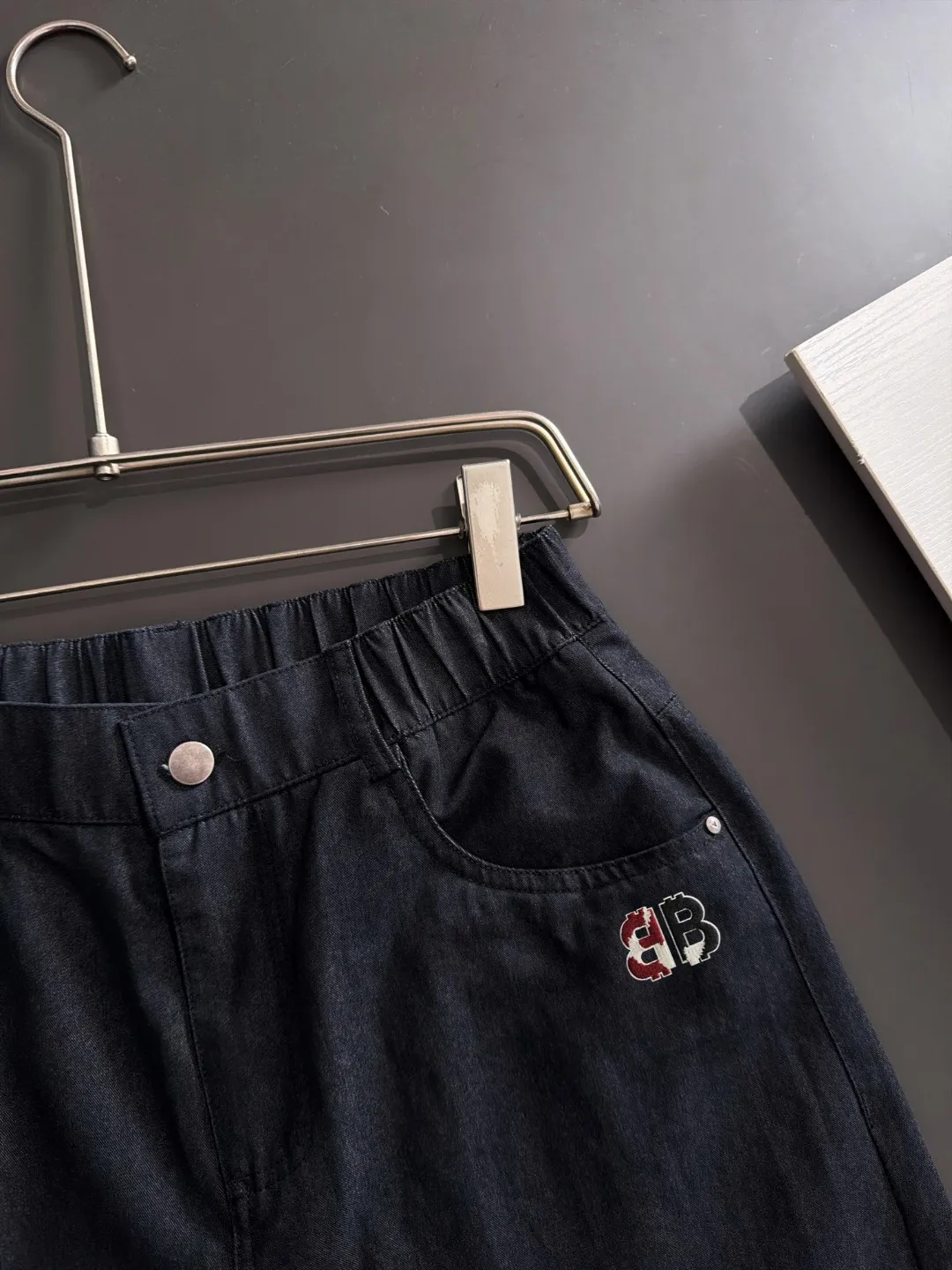 The next day shipped P195 Balenciaga 2026 summer New Arrival elastic casual pants, counter custom fabric Breathable high comfort, impeccable details, brand elements design concept, reflecting high quality. The hand feels delicate and soft! Casual cuts and awesome upper body! Sizes: S-3XL
